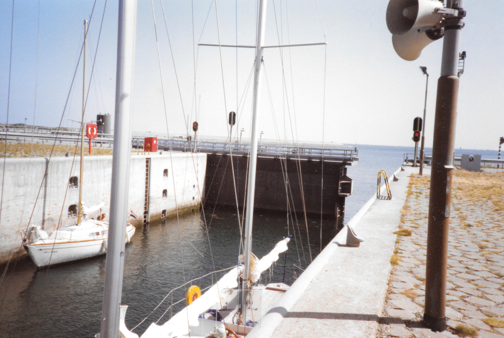 Holland-16 Lock Gate Closing